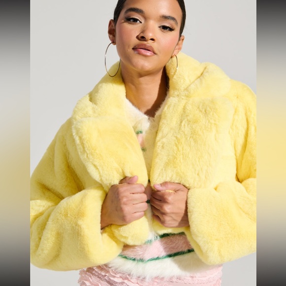 AKIRA Jackets & Blazers - New AKIRA Yellow Faux Fur cropped Jacket
Size M